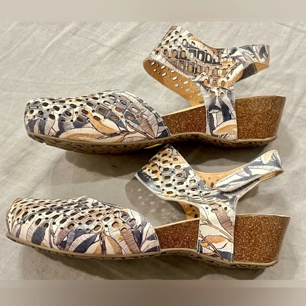 Spring Step Wedges with Cream and Brown Leaf Design - Picture 1 of 6